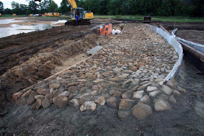 UITVOERING van het watertwerk van Paul de Kort in het landschap van Enschede.