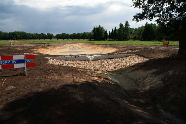 UITVOERING van het waterkunstwerk van Paul de Kort in het landschap van Enschede.