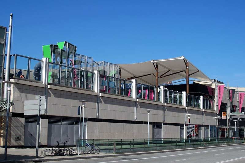 Wall-holla speeltoestellen - Het speeltoestel King Crawler - montage in Winkelcentrum Diagonal in Barcelona, Spanje.