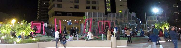 De oplevering van het speeltoestel King Crawler in Winkelcentrum Diagonal in Barcelona, Spanje.