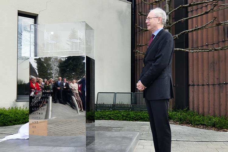 Ter gelegenheid van het 25 jaar burgemeesterschap van Hugo Casaer werd het beeld ingehuldigd door Herman Van Rompuy, voorzitter van de Europese Raad.