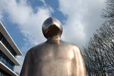 Bronzen beeld "Grow" - een kunstwerk van Ram Katzir voor het Ministerie van Defensie in Utrecht.