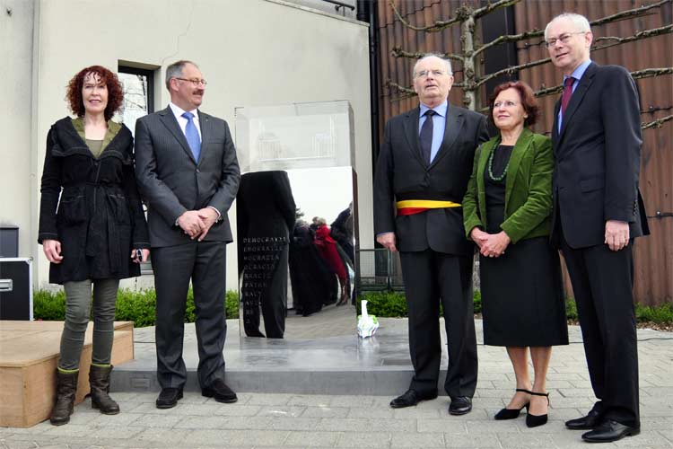 Ter gelegenheid van het 25 jaar burgemeesterschap van Hugo Casaer werd het beeld ingehuldigd door Herman Van Rompuy, voorzitter van de Europese Raad.