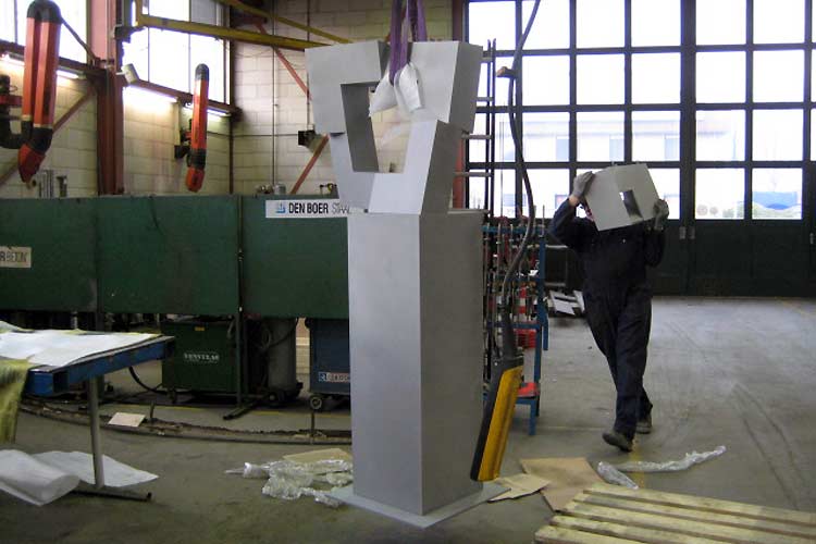 Uitvoering drie cor-ten stalen beelden voor een expositie van Niko de Wit in Studio van Dusseldorp in Tilburg door SEGNO d'ARTE productie en onderhoud kunstwerken - beelden, plastieken en ruimtelijke constructies