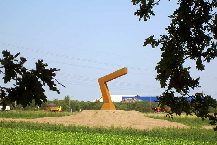 Galgenbergmonument voor Venlo - een cor-ten stalen beeld van Niko de Wit - geplaatst door Segno d'Arte.