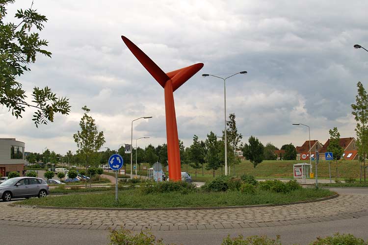 Opgesteld stalen beeld van Henk van Bennekum voor een rotonde in Gorinchem