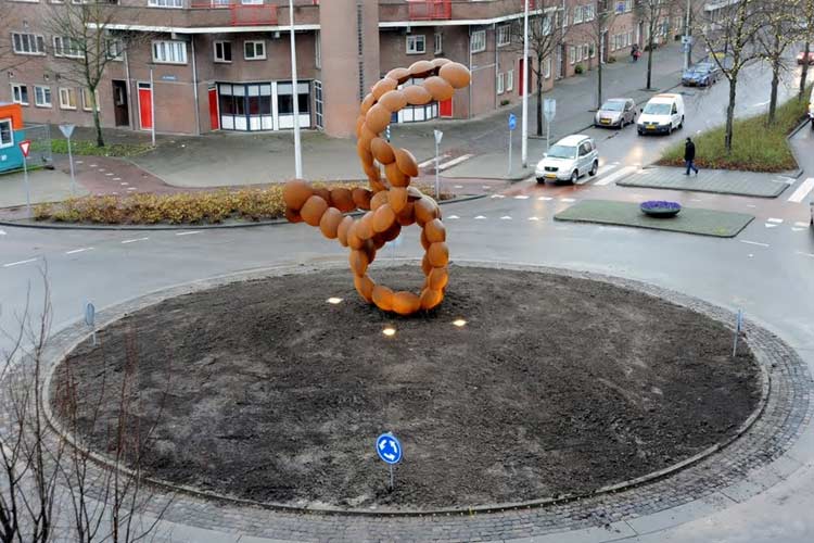 Uitgevoerd cor-ten stalen beeld van Pieter Obels in Spijkenisse.