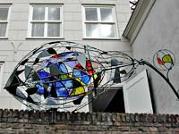 Lia Koster 'de reiziger' - glas in lood in staal plastiek