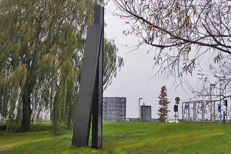 uitgevoerd-kunstwerk van David van de Kop te Zoetermeer - 'leunende pylonen'.