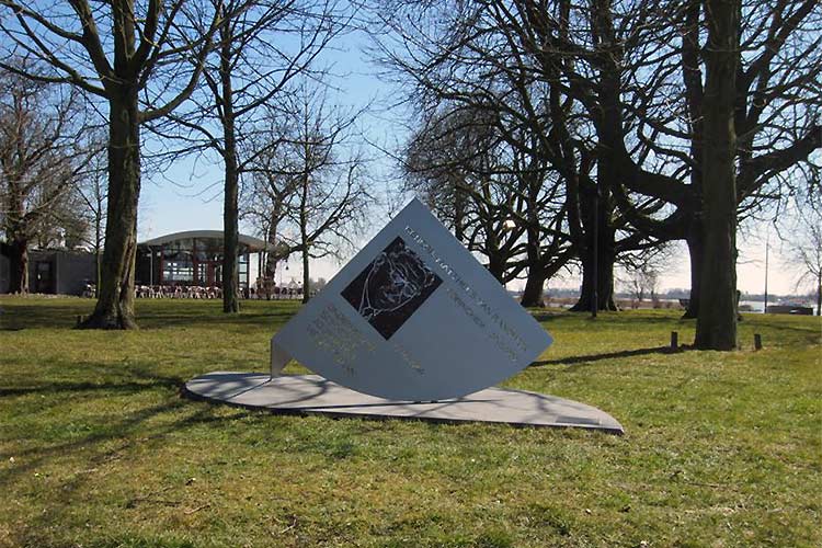Een roestvast stalen monument voor Henk van Randwijk - geplaatst in Gorinchem.