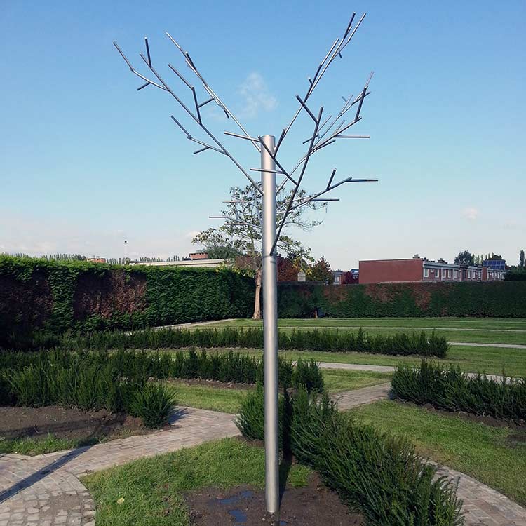 vlinderboom - roest vast staal - ontwerp van Hans Leutscher - uitgevoerd en geplaatst door ons bedrijf.