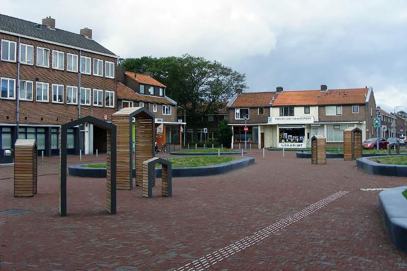 Uitgevoerd 7 poortvormen van Paul van Osch op het Dudokplein voor het stadhuis van IJmuiden.